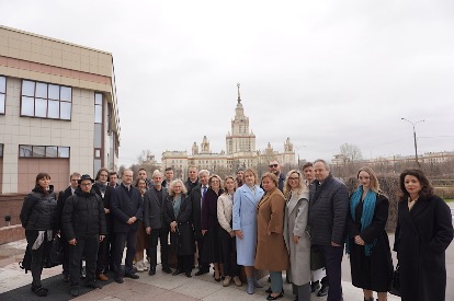 Делегация Белорусского государственного факультета у входа в Шуваловский корпус МГУ