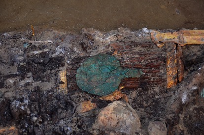 Погребение сарматского воина-аристократа. Бронзовое зеркало на поверхности колчана со стрелами