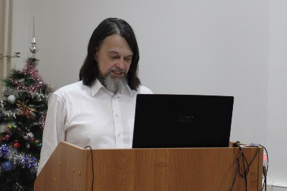 С докладом “Двинские земли в середине XIV – первой половине XV в.: варианты трансформации политического статуса” выступает н.с. ИРИ РАН С.В.Городилин