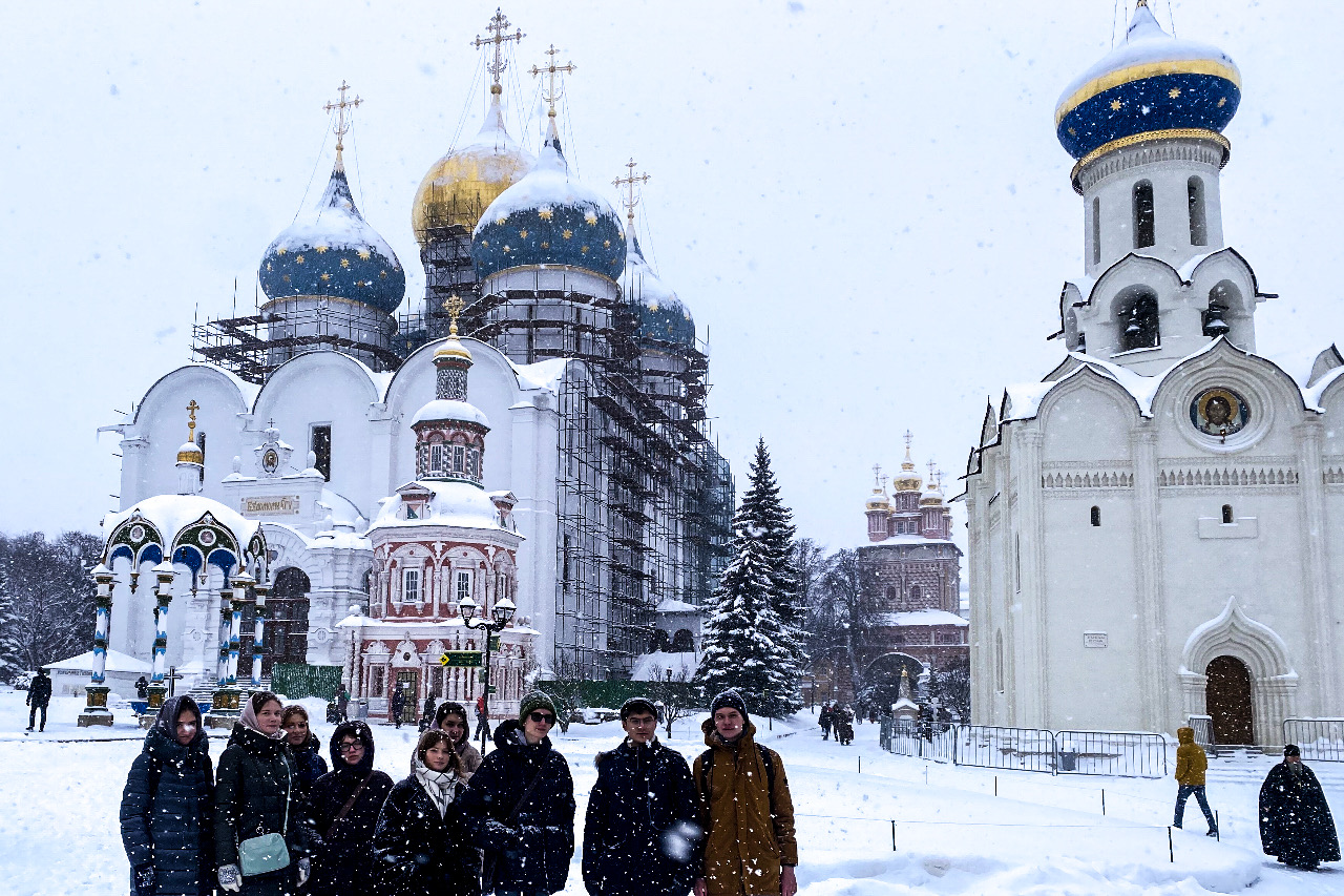 Экскурсия первокурсников исторического факультета МГУ в Свято-Троицкую Сергиеву Лавру