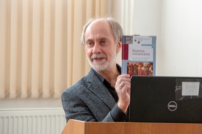 Дмитрий Александрович Андреев со сборником «Nuntia vetustatis» памяти Ии Леонидовны Маяк