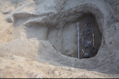 Подкурганная катакомба с погребением сарматского воина-аристократа после окончательной расчистки (общий вид с севера)