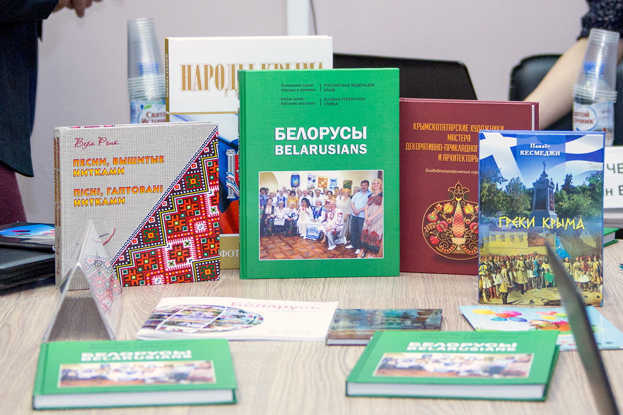 Издания белорусской диаспоры переданы в дар лаборатории истории диаспор исторического факультета МГУ Издания белорусской диаспоры переданы в дар лаборатории истории диаспор исторического факультета МГУ