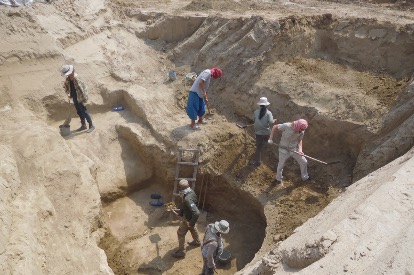 Процесс раскопок подкурганной катакомбы с погребением сарматского воина-аристократа