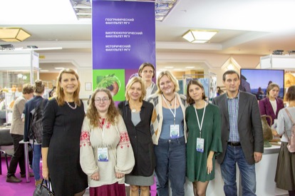 Студенты и преподаватели кафедры этнологии во время работы на выставке