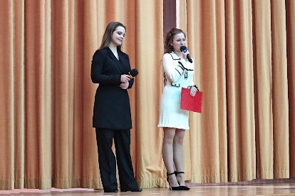 Олеся Терехова и Валерия Крюкова желают зрителям приятного просмотра