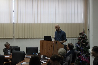 С докладом “Археологические исследования Новгородского музея под руководством Б.К.Мантейфеля на Ярославовом дворище в 1946–1947 гг.” выступает с.н.с. Новгородского музея-заповедника А.В.Андриенко