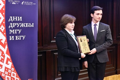 К.С. Наджарова вручает Премию Фонда имени И.Х. Баграмяна А.Р. Хуснулину