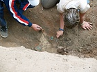 Открытие бронзовых ритуальных чаш в скифском кургане на дне могильной ямы